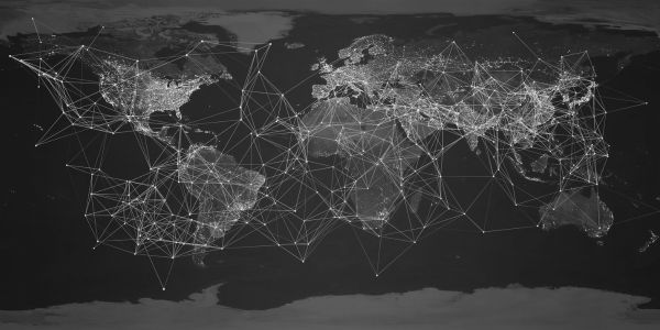 Mapa mundial en blanco y negro, destacando los continentes y océanos con un diseño minimalista y elegante